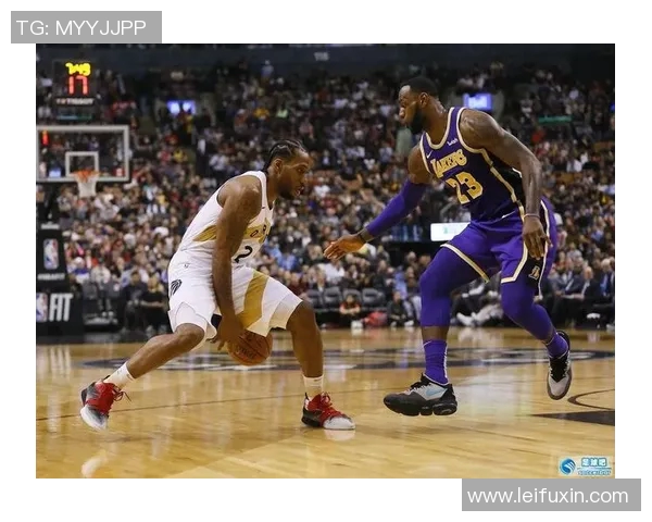 足球明星与詹姆斯亲密互动引发球迷热议共同探讨运动精神与友谊的魅力 足球明星与詹姆斯亲密互动引发球迷热议共同探讨运动精神与友谊的魅力