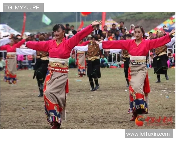 足球明星身着藏族服饰展现多元文化魅力的精彩瞬间 足球明星身着藏族服饰展现多元文化魅力的精彩瞬间